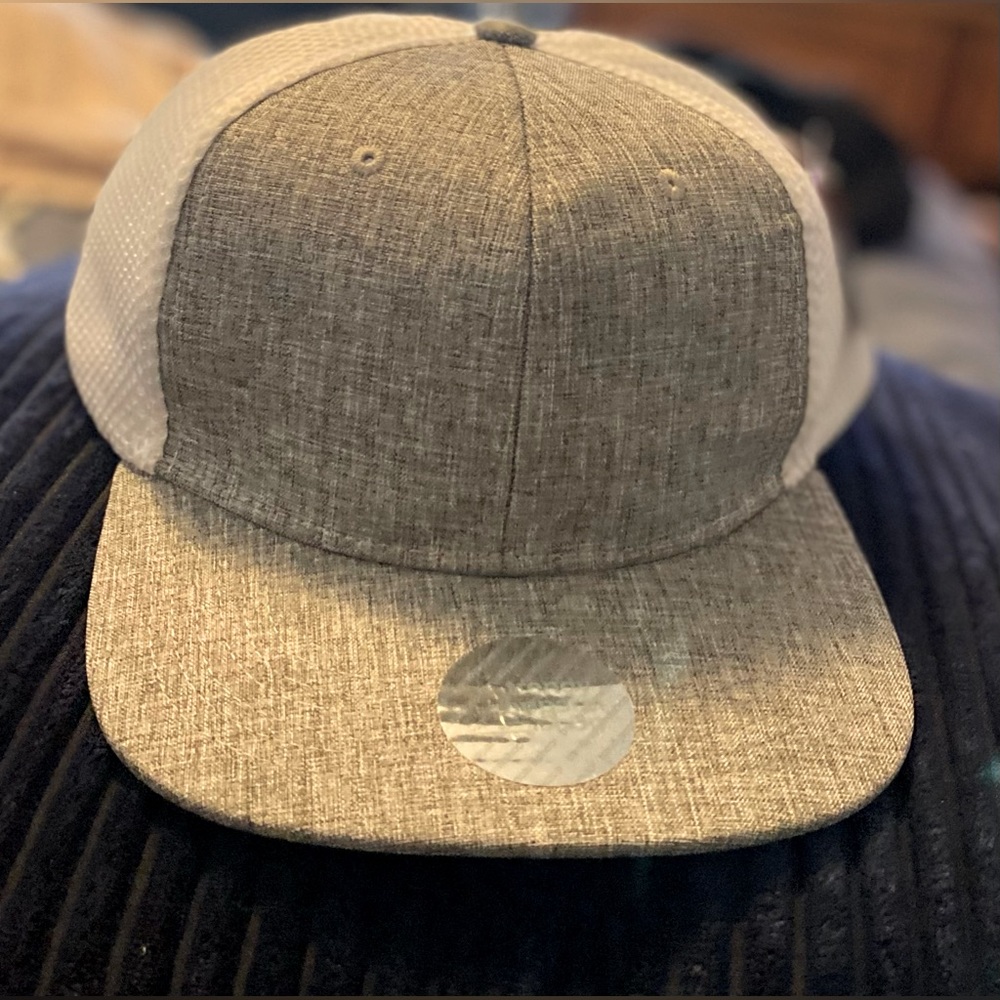 - New mens hat( Snapback)